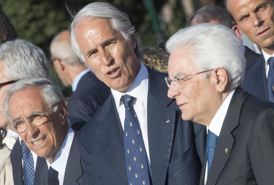 Da sinistra: Franco Carraro, il presidente del CONI Giovanni Malag e il presidente della Repubblica, Sergio Mattarella, durante la cerimonia per la visita al Coni (Ansa)